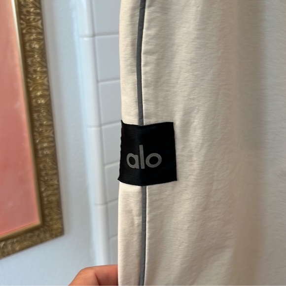 Alo Yoga White Joggers. Perfect Condition Sz Medium - Picture 5 of 5